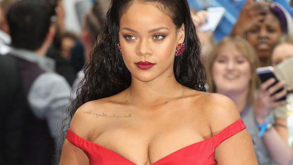 Dünya Rihanna'nın dekoltesine kilitlendi